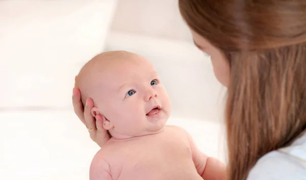 Porträtt av lilla söta bebis tittar på sin mor — Stockfoto