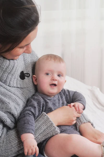 Erkek bebek tutan anne — Stok fotoğraf