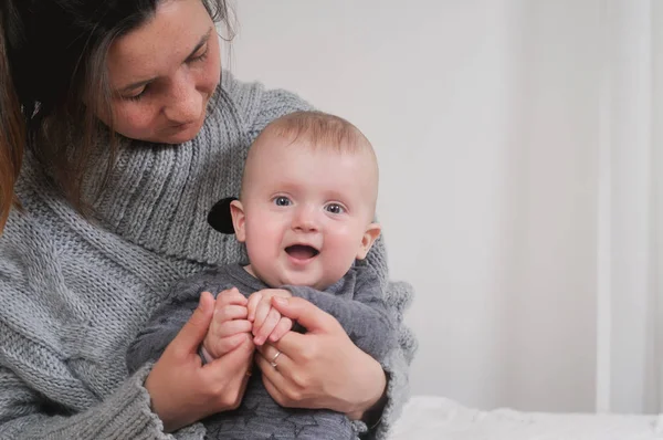 Madre sosteniendo niño bebé — Foto de Stock