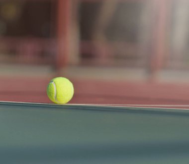 Sahada tenis topu