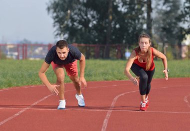 Genç çift başlama pozisyonu içinde spor