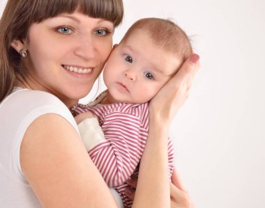 mutlu anne yeni doğan bebek ellerinde tutan