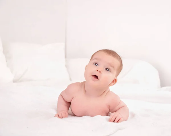 Felice neonato sdraiato sulla schiena e sorridere — Foto Stock