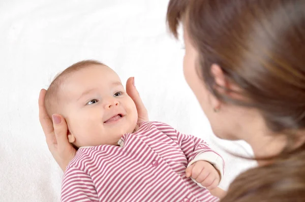 La madre felice si aggrappa mani del bimbo neonato — Foto Stock