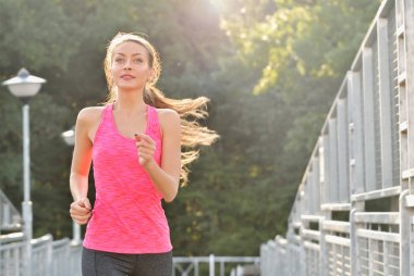 Köprüde çalışan kadın