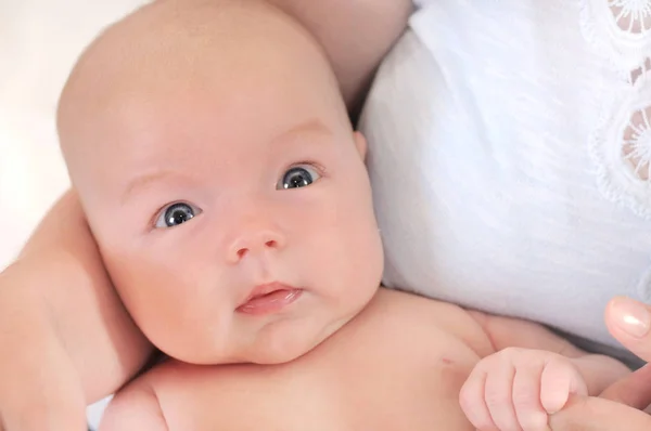 Pequeño bebé lindo en la mano de la madre —  Fotos de Stock