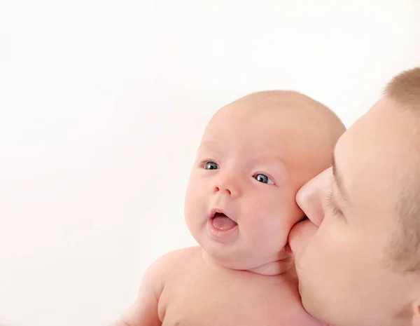 亲吻她可爱的婴儿的父亲的家族肖像 — 图库照片