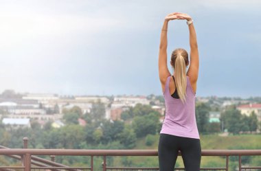 Sportif kadın kol germe