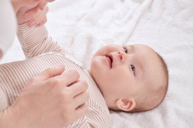 Mutlu anne ile yeni doğan bebeğin el oynamak