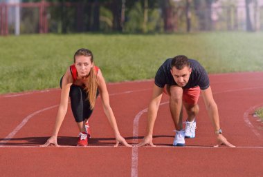 Genç çift rekabet için hazır pozisyonu başlayarak spor