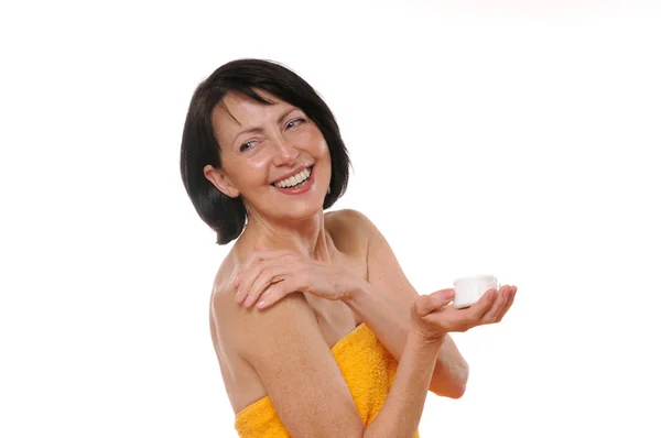 Portret van gelukkig senior vrouw met bodylotion — Stockfoto