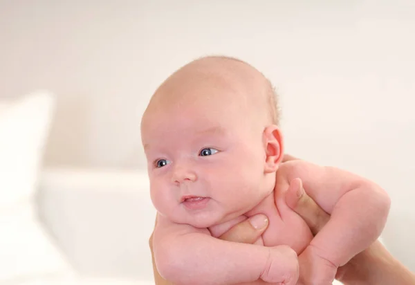 Adorable hermoso bebé recién nacido acunado en sus manos madres —  Fotos de Stock