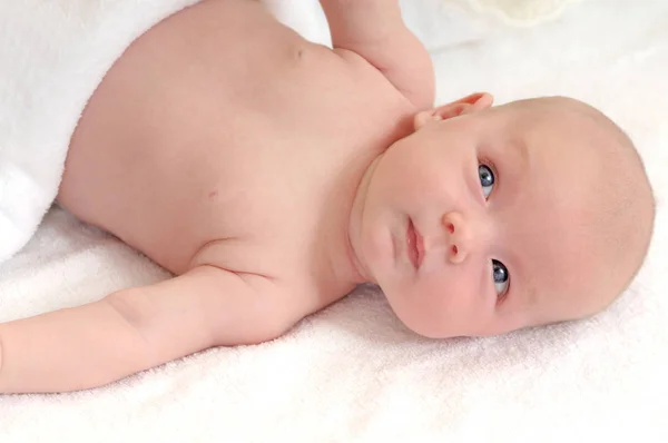 Aranyos, imádnivaló újszülött látszó-on fényképezőgép — Stock Fotó