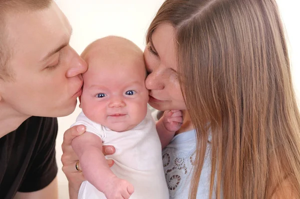 Primo piano ritratto di bella giovane famiglia con neonato — Foto Stock