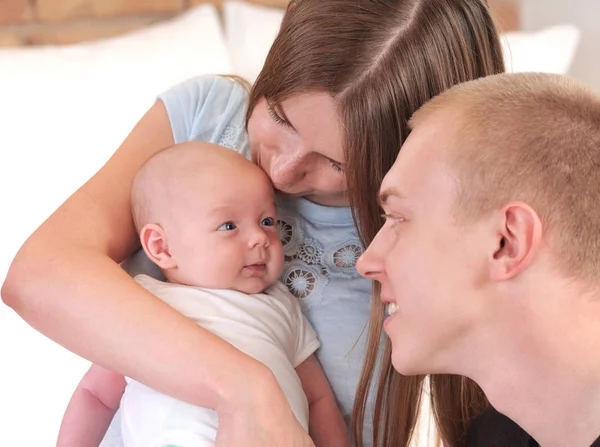 Primo piano ritratto di bella giovane famiglia con neonato — Foto Stock