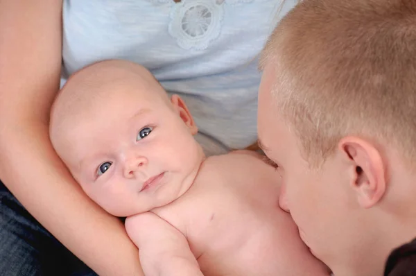 Jongeman kus een pasgeboren baby — Stockfoto