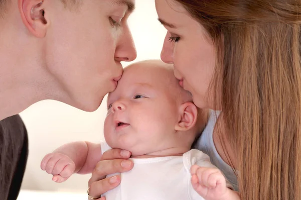 Retrato de cerca de una hermosa familia joven con recién nacido — Foto de Stock