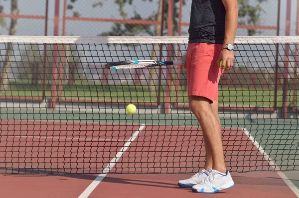 Jogador de tênis masculino com raquete pronto para servir uma bola de tênis — Fotografia de Stock