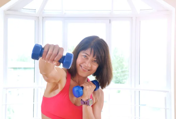 Olgun kadın dumbell ile çalışma dışarı