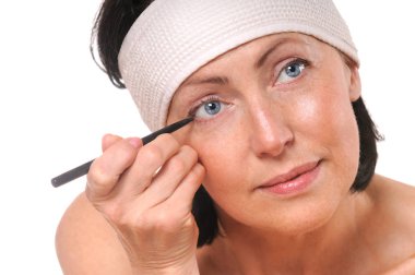 göz kalemi giyerken kameraya arayan odaklanmış kadın