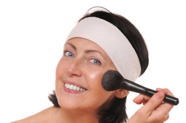 Olgun kadın makyaj uygulamak