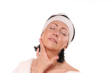 Olgun kadına şefkatle boynunu dokun