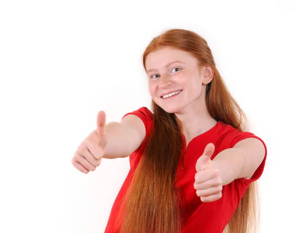 Chica adolescente de pelo rojo con una camisa roja mostrando un pulgar hacia arriba en ambas manos — Foto de Stock