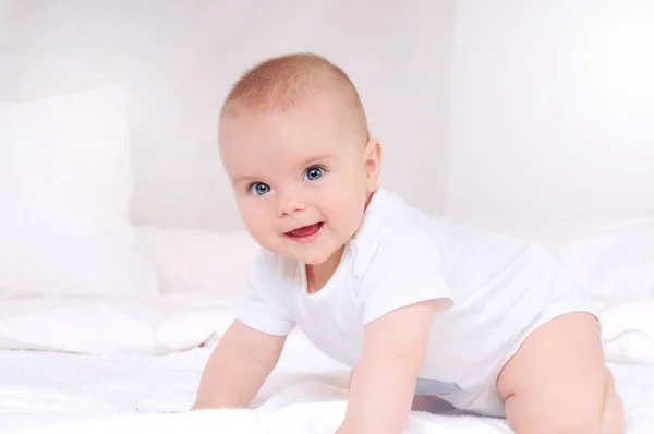 Nyfödda barnet ler och tittar på kameran — Stockfoto