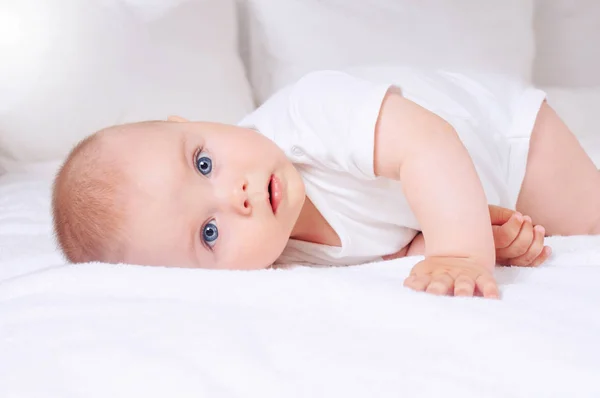 Il neonato guarda attentamente la fotocamera — Foto Stock