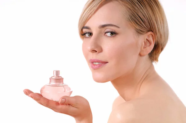 Portret van mooie vrouw houden op eigen palm de fles van parfums — Stockfoto