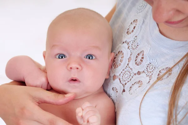 Kleines süßes Baby auf der Hand der Mutter — Stockfoto