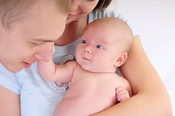 Ritratto di famiglia di genitori felici — Foto Stock