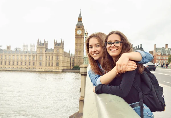 Две девочки-подростки на фоне Биг Бена — стоковое фото