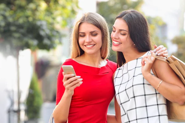 Mulher mostra em um telefone celular é algo para sua namorada — Fotografia de Stock