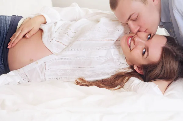 Pareja familiar disfruta de un momento tranquilo esperando a un bebé — Foto de Stock
