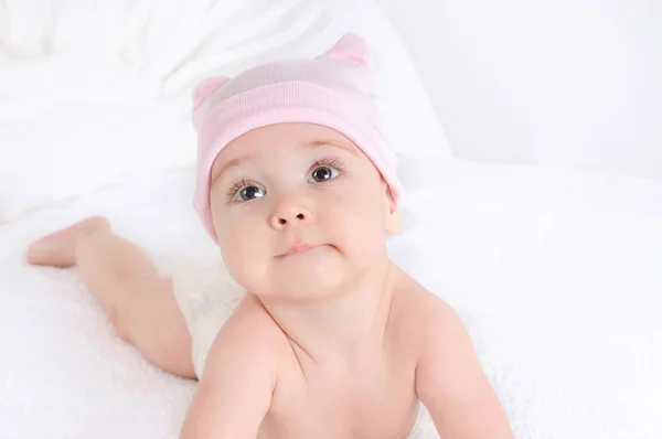 关闭了可爱的小宝贝女孩穿着粉红色帽子图片 — 图库照片