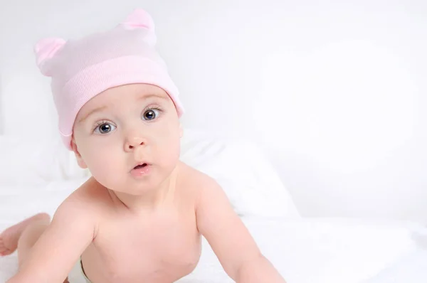 Närbild bild av en söt liten baby flicka klädd i rosa hatt — Stockfoto