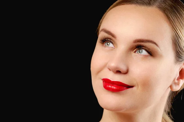 Close up retrato de jovem mulher no fundo preto — Fotografia de Stock