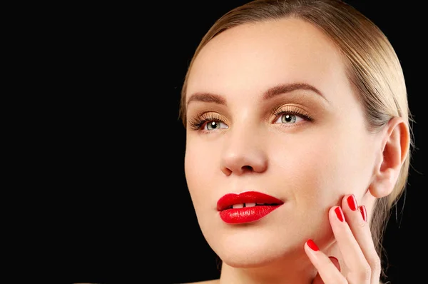 Giovane donna con capelli lisci su sfondo scuro — Foto Stock