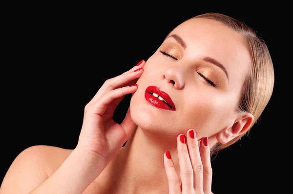 Young woman with makeup and a fashionable hairstyle poses in stu — Stock Photo, Image