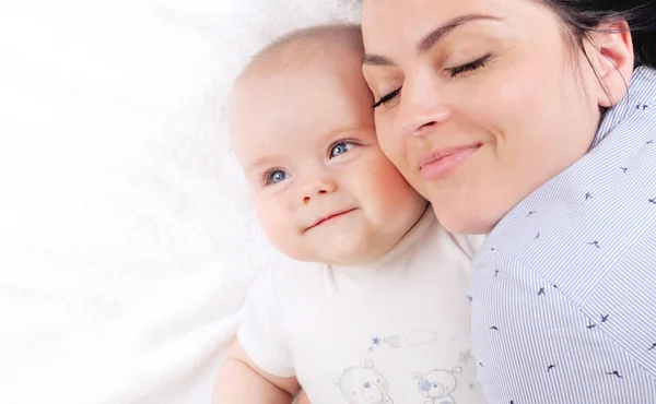 Yeni doğan bebek evde yatakta uyku ile anne — Stok fotoğraf