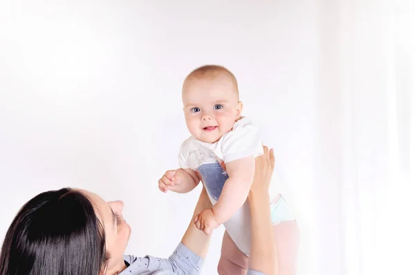 Oynarken mutlu aile anne ve yenidoğan bebek sarılmak — Stok fotoğraf