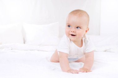 Bebek çocuk beyaz güneşli yatak odasında