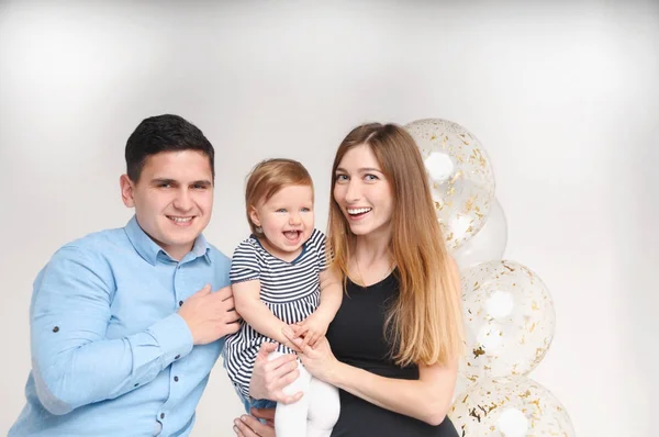 Retrato de madre feliz, padre e hija en su primera fiesta de cumpleaños — Foto de Stock