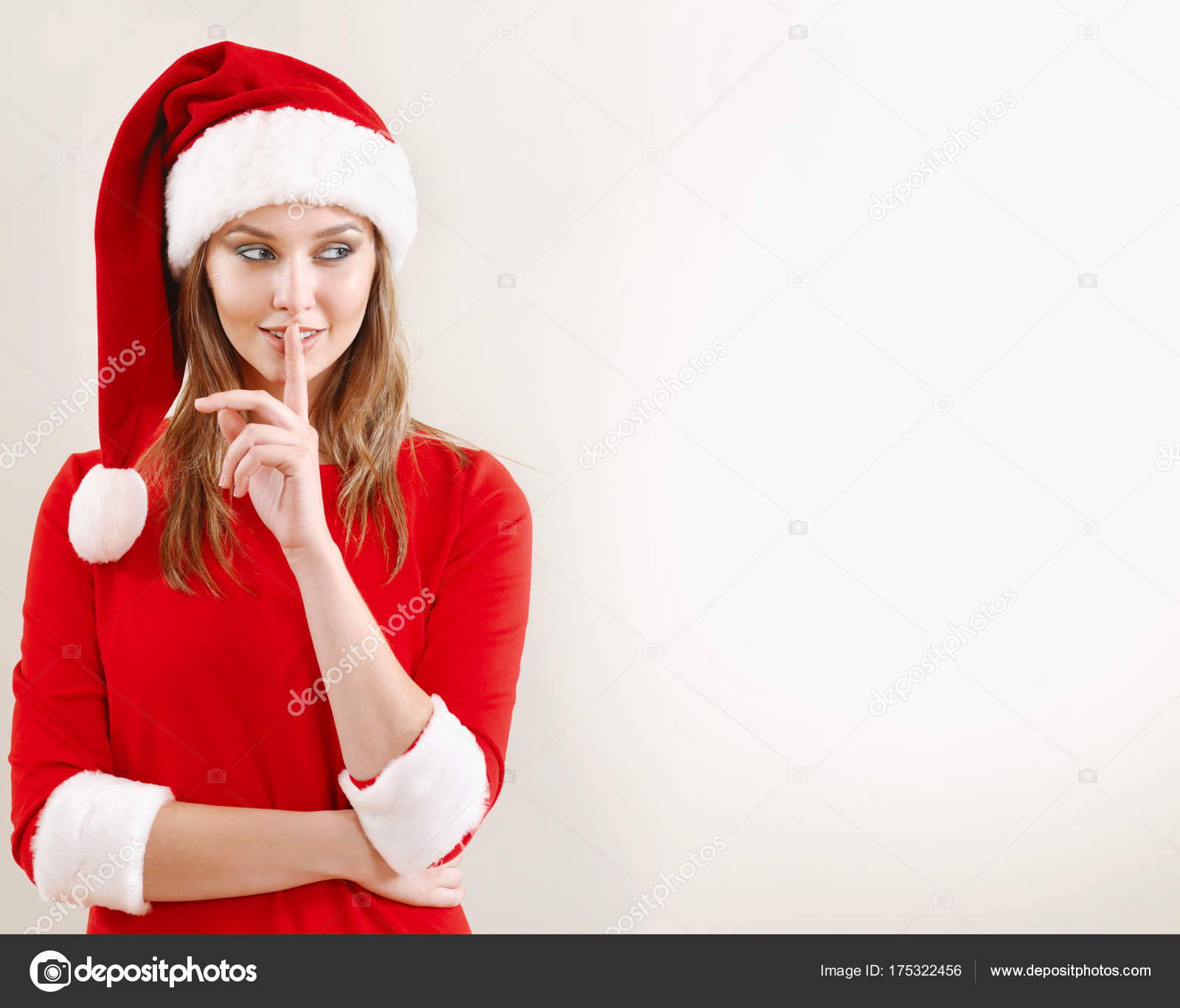 クリスマスの秘密をささやくサンタ帽子をかぶってクリスマス女性 ストック写真 C Misfire クリスマスの秘密をささやくサンタ帽子をかぶってクリスマス女性 ストック写真 C Misfire