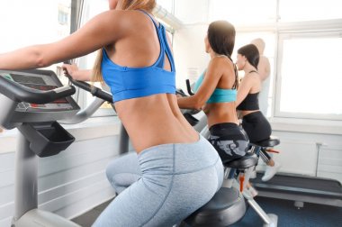 Bir grup insan kardiyo egzersizi yapıyor onların bacaklar egzersiz dört spor salonunda,