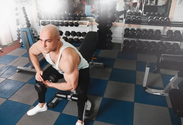 Hombres atléticos fuertes bombeando los músculos y entrenar en el entrenamiento de gimnasio —  Fotos de Stock