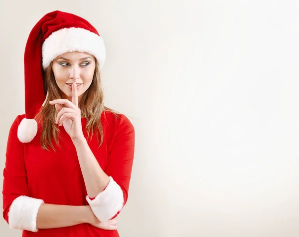 Donna di Natale indossa un cappello di Babbo Natale sussurrando segreto di Natale — Foto Stock