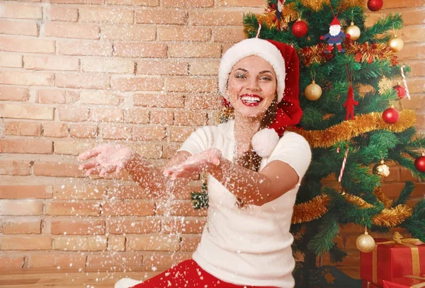 戴着白雪的圣诞老人微笑的女人 — 图库照片