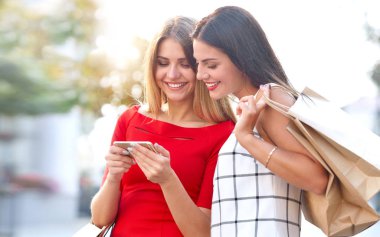 Arkadaşına bir şey olduğunu kadın gösterir bir cep telefonu